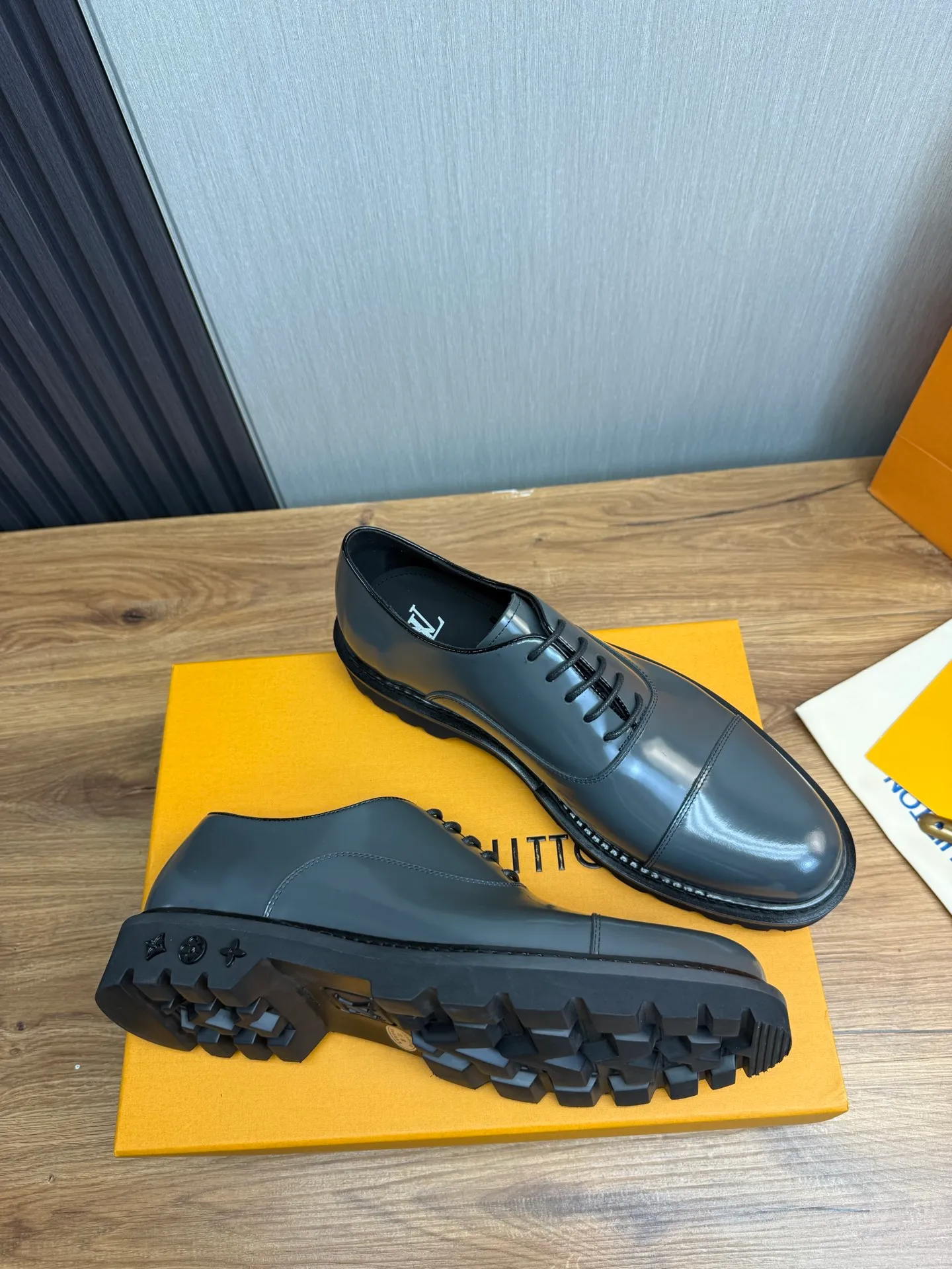 Men's shoes 💰900💰 LV. Men's casual lace-up leather shoes, the latest hot style 🔥 1:1 original purchase quality, top quality goods ⬆️The upper is imported open-edge beaded cowhide, cowhide, and cow suede. The hand-made three-dimensional stitching highlights the round toe design. The inner foot pads are all imported cowhide, with the original wear-resistant foam outsole, matching code 39-44, (38, 45 custom-made, non-refundable)